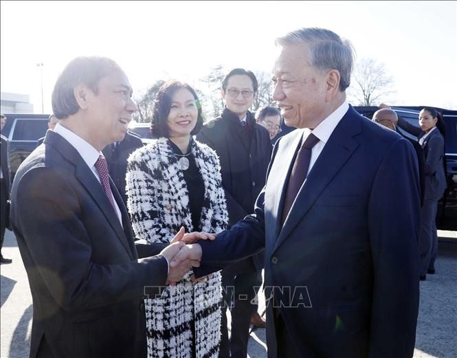 Đại sứ Việt Nam tại Mỹ Nguyễn Quốc Dũng tiễn Tổng Bí thư Tô Lâm. Ảnh: TTXVN