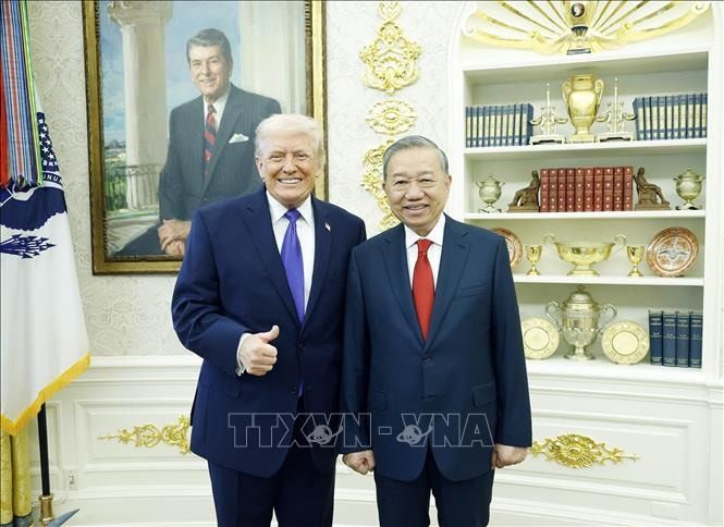 Tổng Bí thư Tô Lâm gặp Tổng thống Mỹ Donald Trump. Ảnh: TTXVN