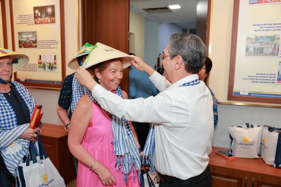 Đồng chí Nguyễn Phước Lộc trao tặng nón lá đến du khách Đồng chí Nguyễn Phước Lộc trao tặng nón lá đến du khách