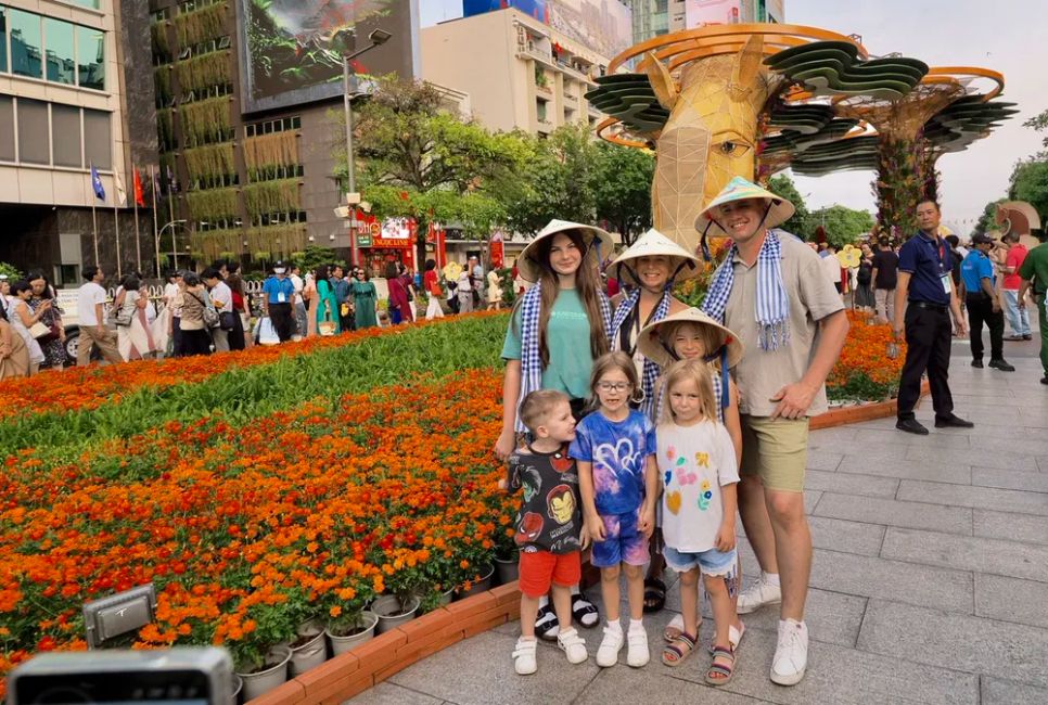 Khách tham quan đường hoa Nguyễn Huệ, chiều 21-2. Ảnh: HOÀNG HÙNG Khách tham quan đường hoa Nguyễn Huệ, chiều 21-2. Ảnh: HOÀNG HÙNG