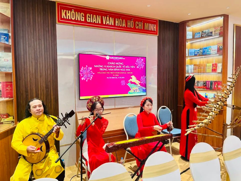 Nghệ sĩ trình bày các tiết mục âm nhạc truyền thống tiếp đón du khách. Ảnh: THI HỒNG Nghệ sĩ trình bày các tiết mục âm nhạc truyền thống tiếp đón du khách. Ảnh: THI HỒNG