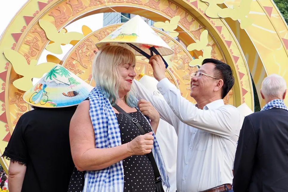 Ông Nguyễn Ngọc Hồi, Phó Giám đốc Sở Văn hóa - Thể thao TPHCM tặng nón lá đến du khách quốc tế, chiều 21-2 Ông Nguyễn Ngọc Hồi, Phó Giám đốc Sở Văn hóa - Thể thao TPHCM tặng nón lá đến du khách quốc tế, chiều 21-2