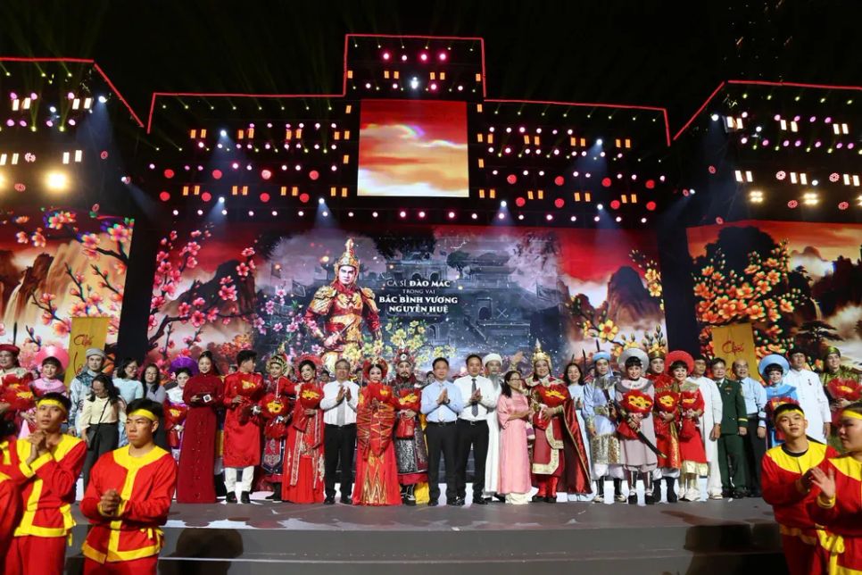 Lãnh đạo TPHCM cùng các nghệ sĩ tham gia trong chương trình nghệ thuật đặc biệt chủ đề 