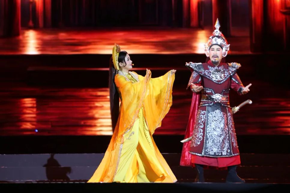 NSƯT Kim Tử Long và NSND Thanh Ngân trong vai Nguyễn Huệ và công chúa Ngọc Hân. Ảnh: DŨNG PHƯƠNG