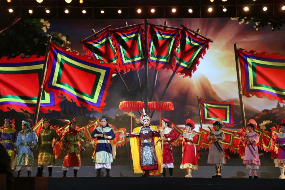 NSƯT Lê Tứ thể hiện hình ảnh Nguyễn Huệ và các danh tướng tài giỏi sau chiến thắng Ngọc Hồi - Đống Đa lịch sử. Ảnh: DŨNG PHƯƠNG