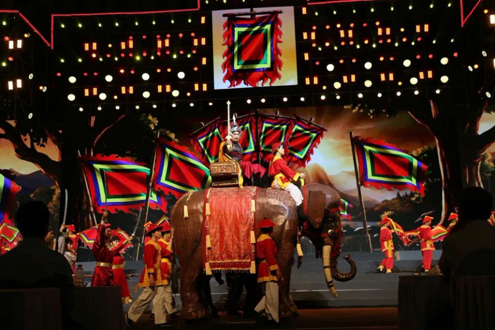 Tái hiện hình ảnh Nguyễn Huệ cùng các danh tướng và toàn quân trên đường hành quân từ Phú Xuân ra Bắc Hà. Ảnh: DŨNG PHƯƠNG