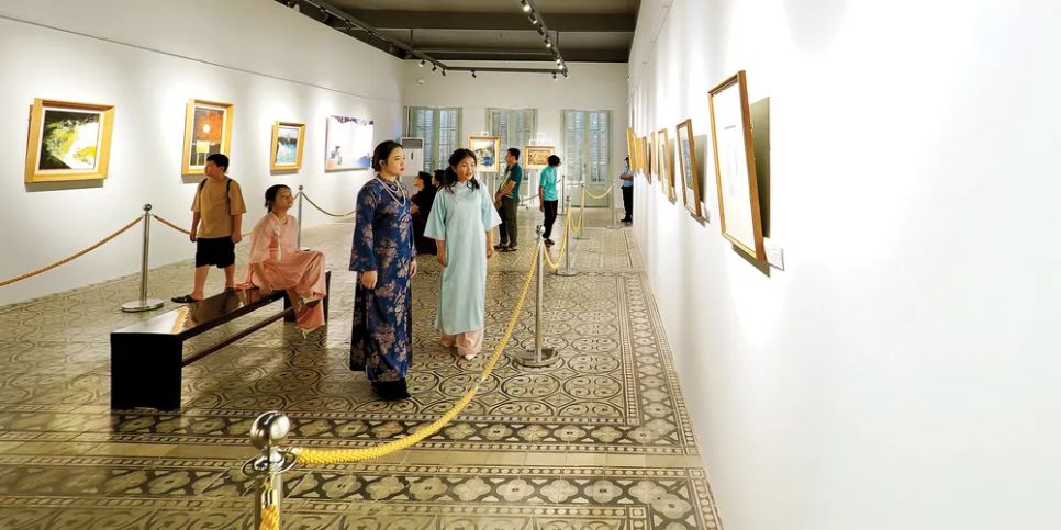 Khách tham quan không gian triển lãm 