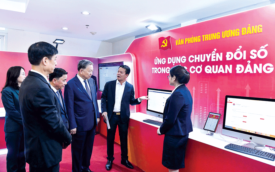 Tổng Bí thư Tô Lâm cùng các đồng chí lãnh đạo Đảng, Nhà nước tham quan không gian giới thiệu ứng dụng chuyển đổi số trong các cơ quan Đảng.