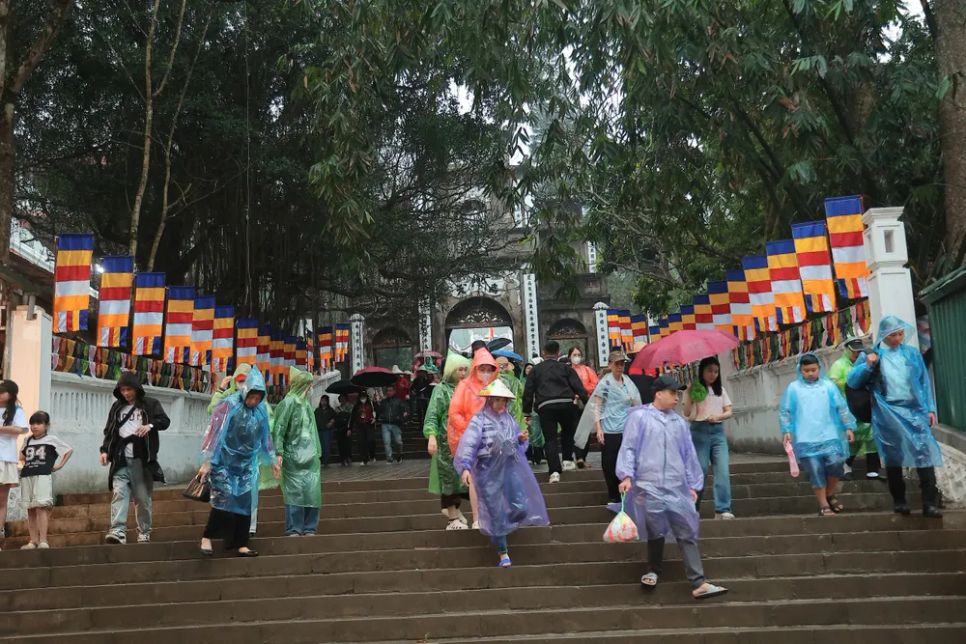 Ban tổ chức khuyến cáo người dân và du khách nên tránh giờ cao điểm là sáng sớm mà có thể đến tham quan, vãn cảnh chùa vào những khung giờ chiều hoặc tối