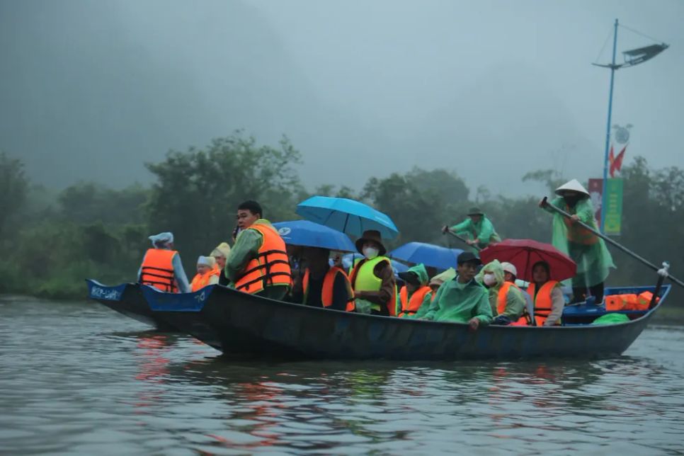 Du khách đội mưa trẩy hội chùa Hương, mùng 6 Tết