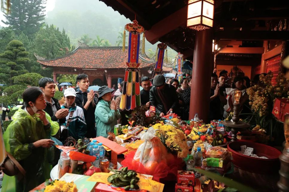 Người dân dâng hương bái Phật trong ngày khai hội