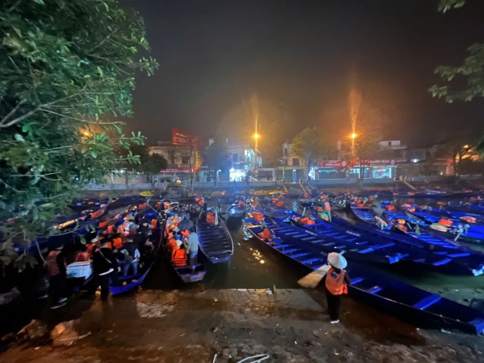 Thuyền đò được đánh số, xếp hàng chuẩn bị đón khách