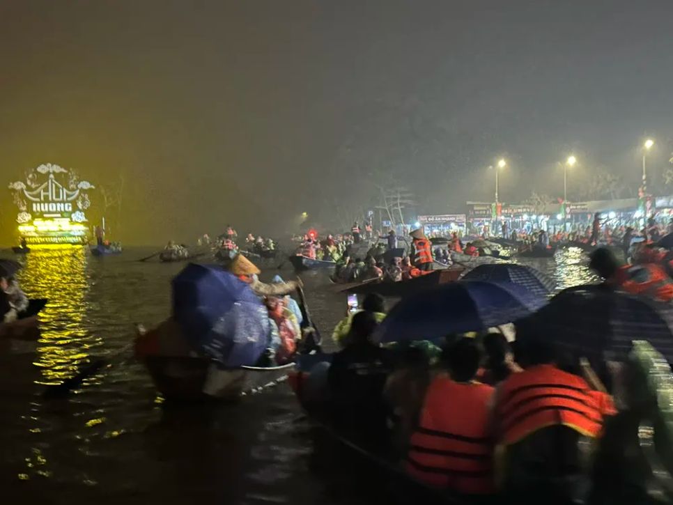 Từ tờ mờ sáng, du khách và phật tử đội mưa xuôi dòng suối Yến dự khai hội