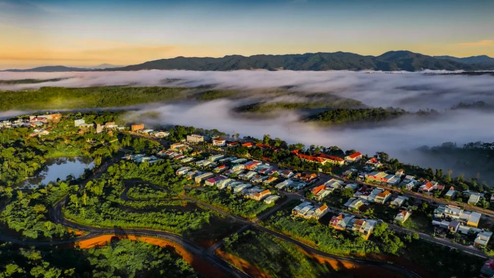 Măng Đen tuyệt đẹp bên những làn mây mờ