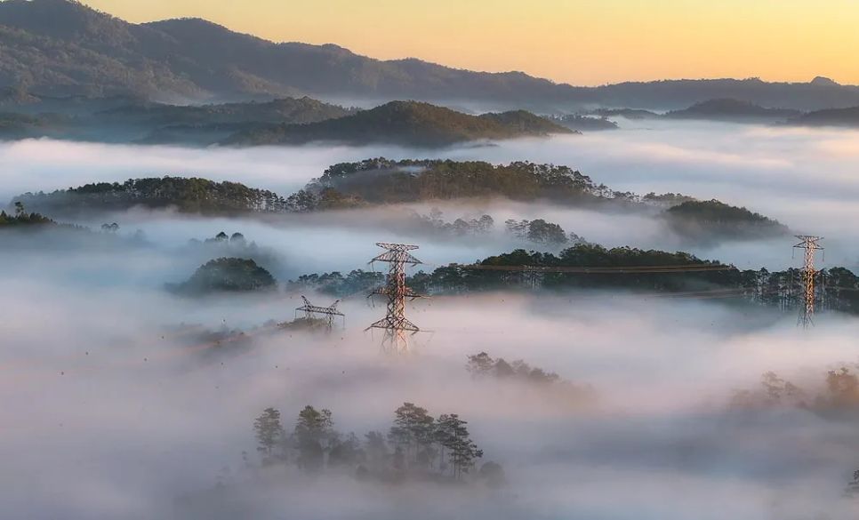 Mây hòa quyện vào núi