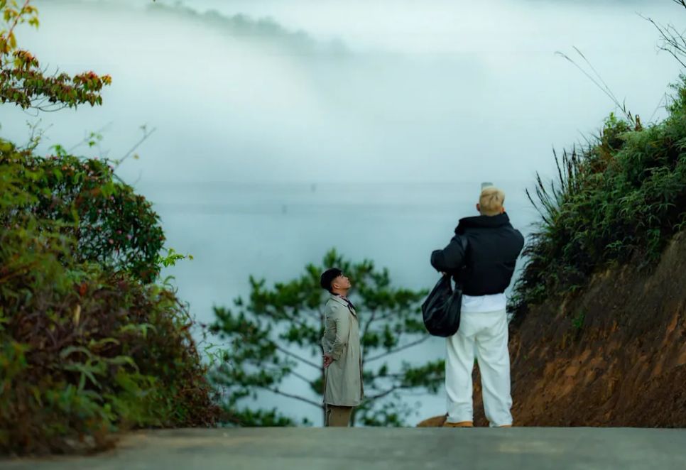 Săn mây giữa làn núi được bạn trẻ thích thú trải nghiệm. ẢNH: HỒNG PHƯƠNG