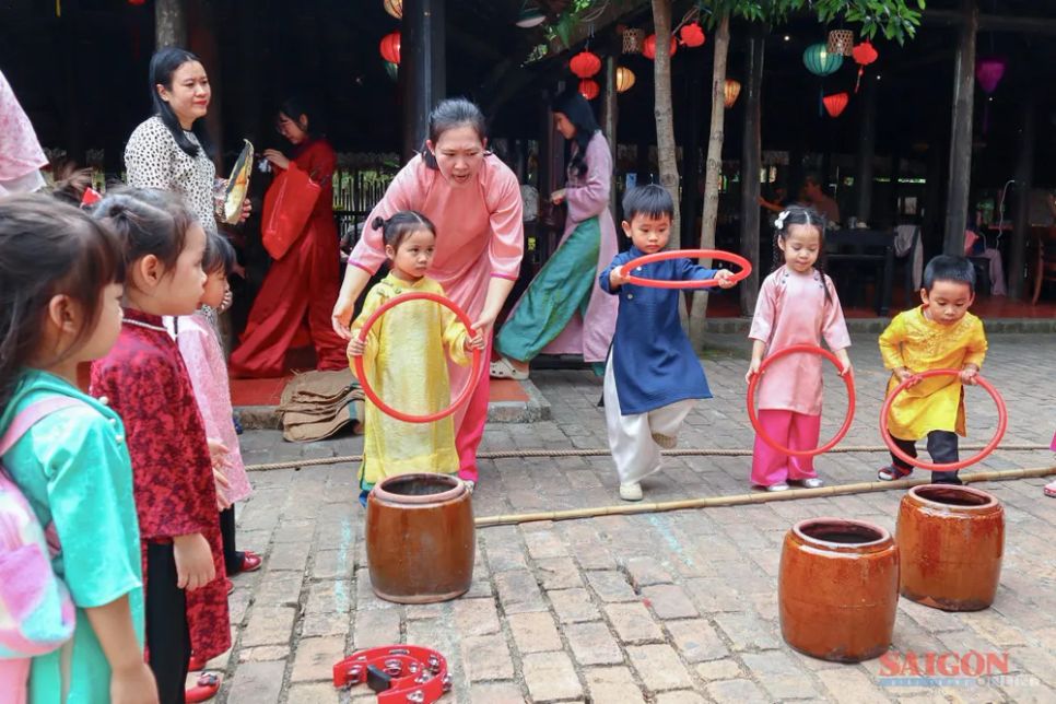 Du khách tại Làng nghề Nha Trang Xưa (phường Nam Nha Trang). Ảnh: HIẾU GIANG