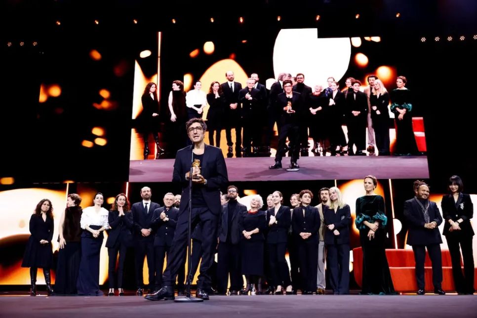 <i>Đạo diễn Ilker Catak nhận giải Gấu vàng cho </i>Yellow Letters<i>. Ảnh: REUTERS</i>