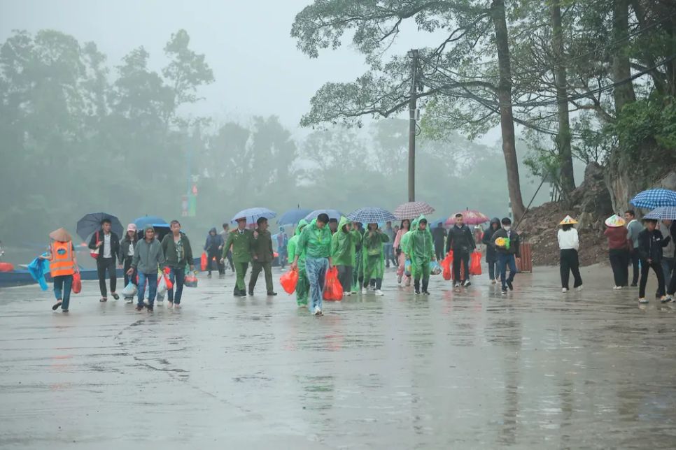 Du khách đội mưa trẩy hội lớn nhất miền Bắc