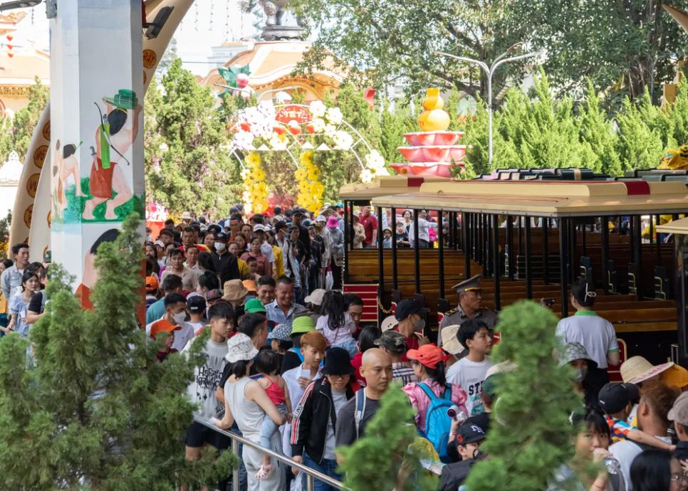 Du khách tấp nập tham quan Suối Tiên những ngày Tết Bính Ngọ