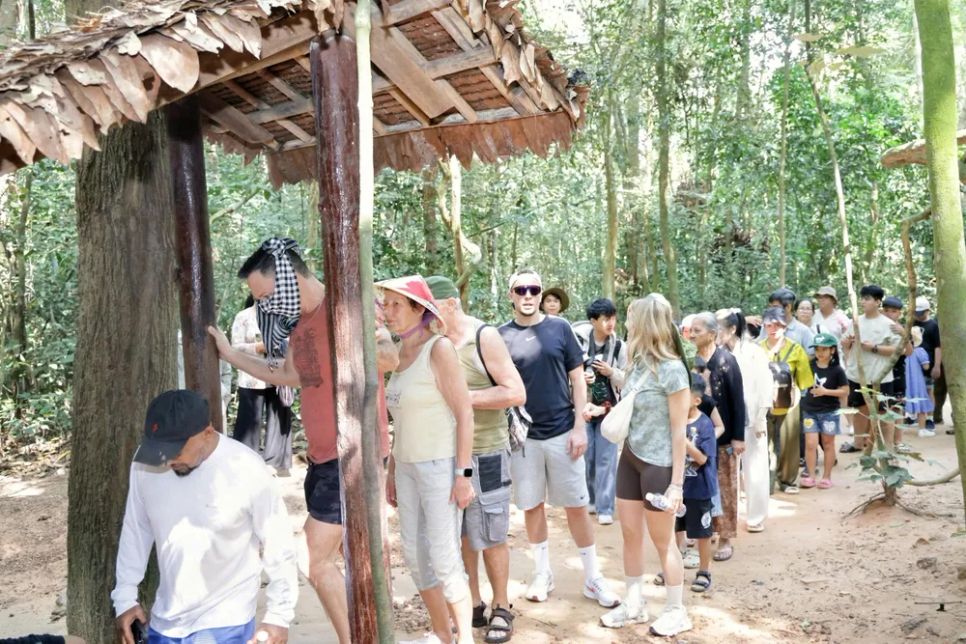 Khách quốc tế tham quan Khu di tích lịch sử địa đạo C ủ Chi