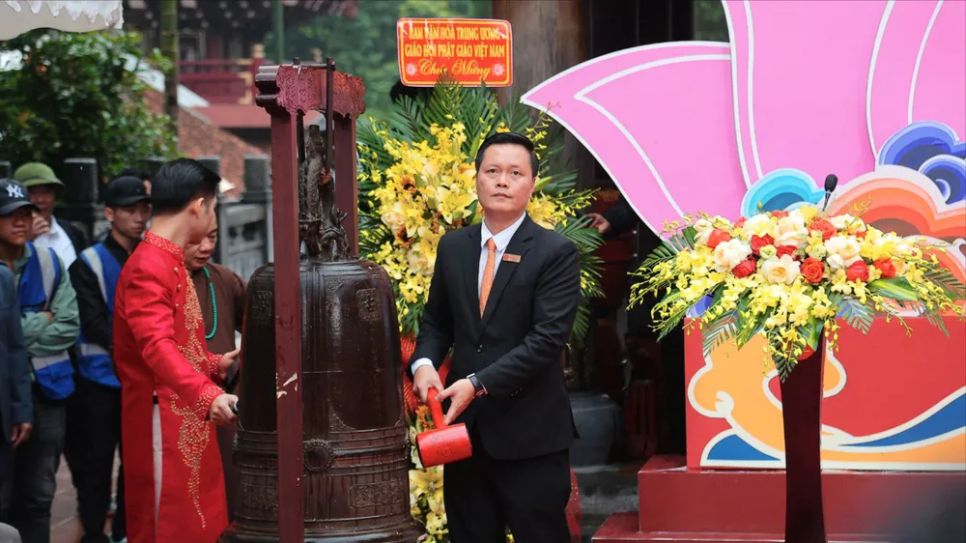 Thỉnh chuông khai hội chùa Hương, lễ hội lớn nhất của miền Bắc Thỉnh chuông khai hội chùa Hương, lễ hội lớn nhất của miền Bắc