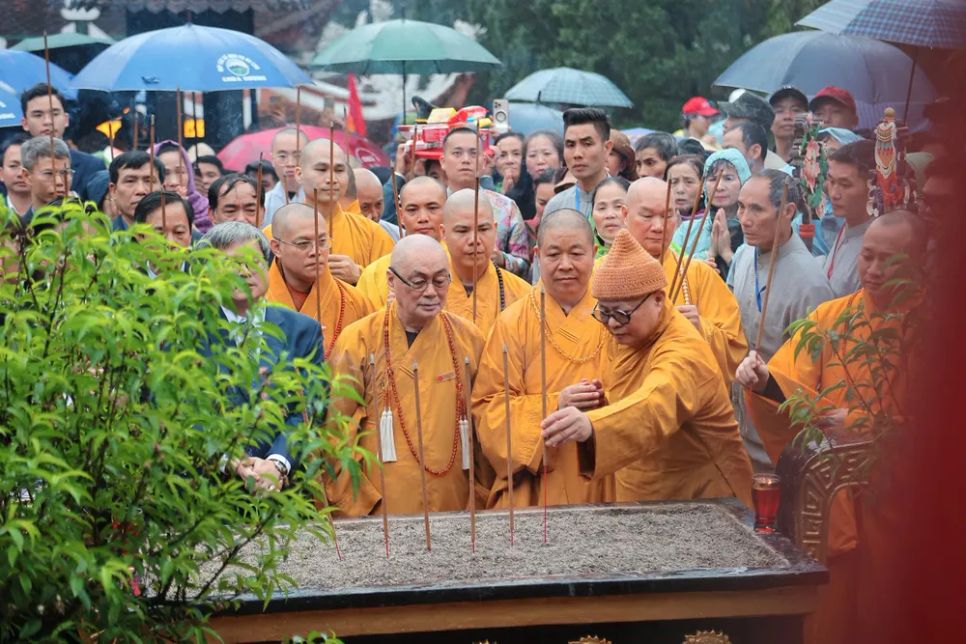 Thực hiện các nghi lễ dâng hương tại sân Thiên Trù Thực hiện các nghi lễ dâng hương tại sân Thiên Trù