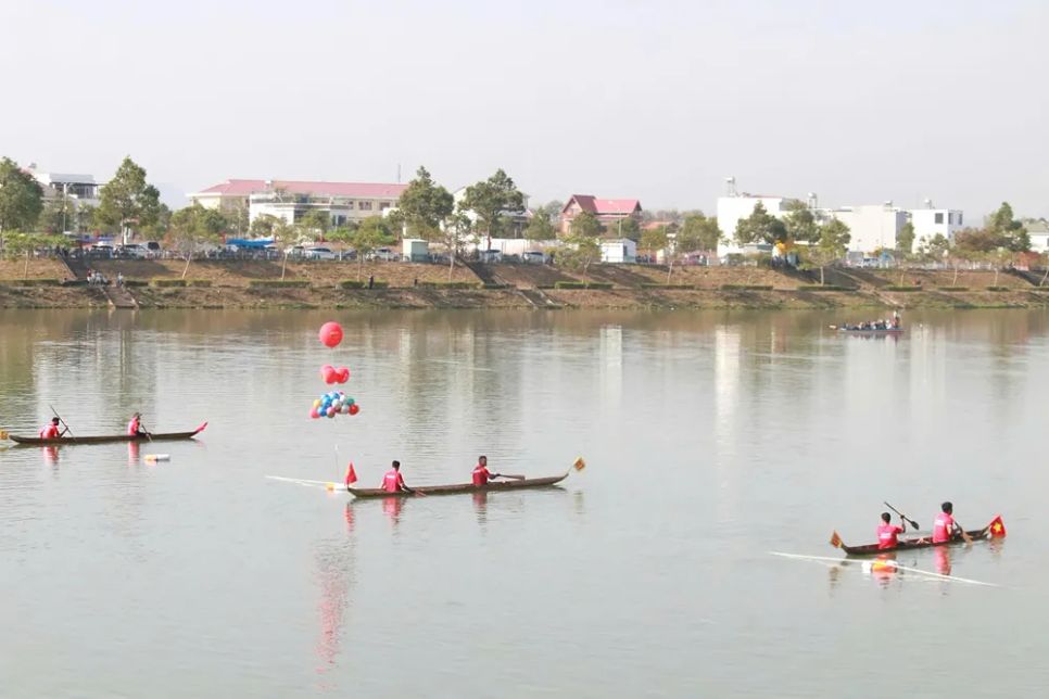 Các đội thi tham gia đua thuyền Các đội thi tham gia đua thuyền