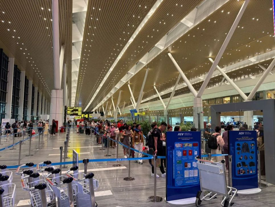 Sân bay Tân Sơn Nhất đón lượng khách cao kỷ lục 