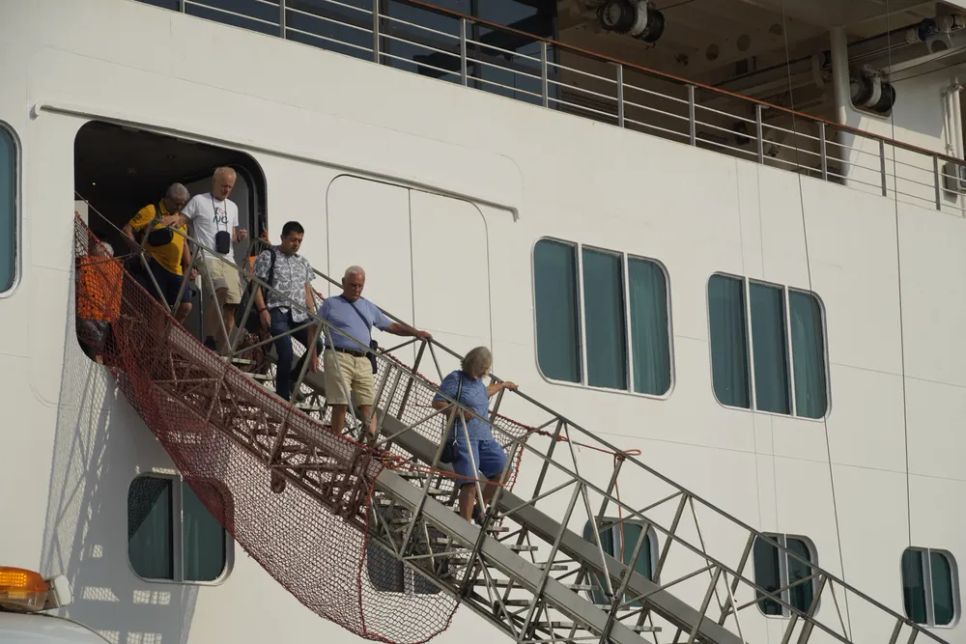 Du khách xuống tàu. Ảnh: QUANG VŨ Du khách xuống tàu. Ảnh: QUANG VŨ