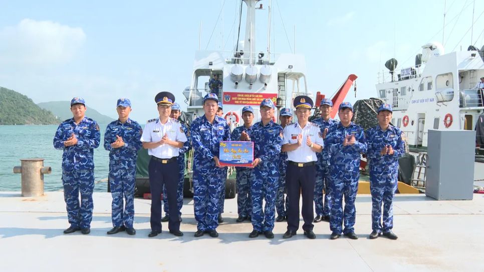 Cấp ủy, chỉ huy Hải đội 401, Bộ Tư lệnh Vùng Cảnh sát biển 4 tặng quà tết cho cán bộ, chiến sĩ tàu 2001. Ảnh: NAM KHÔI Cấp ủy, chỉ huy Hải đội 401, Bộ Tư lệnh Vùng Cảnh sát biển 4 tặng quà tết cho cán bộ, chiến sĩ tàu 2001. Ảnh: NAM KHÔI