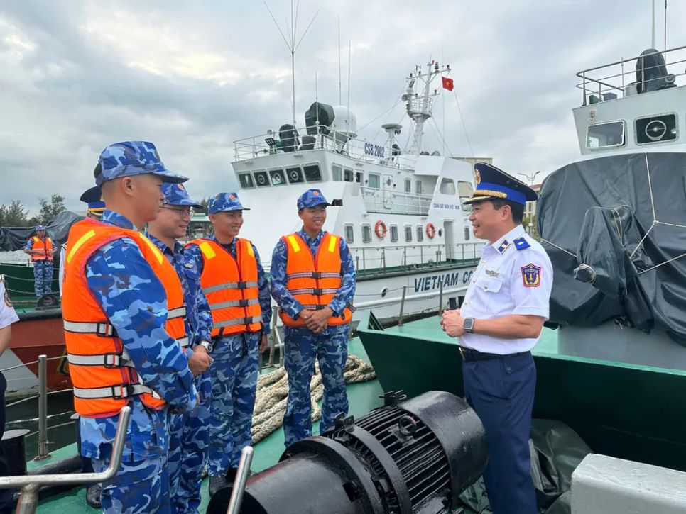 Thiếu tướng Đào Bá Việt, Tư lệnh Vùng Cảnh sát biển 4 động viên, dặn dò cán bộ, chiến sĩ tàu cảnh sát biển 2001, Hải đội 401 trước khi lên đường trực tết. Ảnh: NAM KHÔI Thiếu tướng Đào Bá Việt, Tư lệnh Vùng Cảnh sát biển 4 động viên, dặn dò cán bộ, chiến sĩ tàu cảnh sát biển 2001, Hải đội 401 trước khi lên đường trực tết. Ảnh: NAM KHÔI