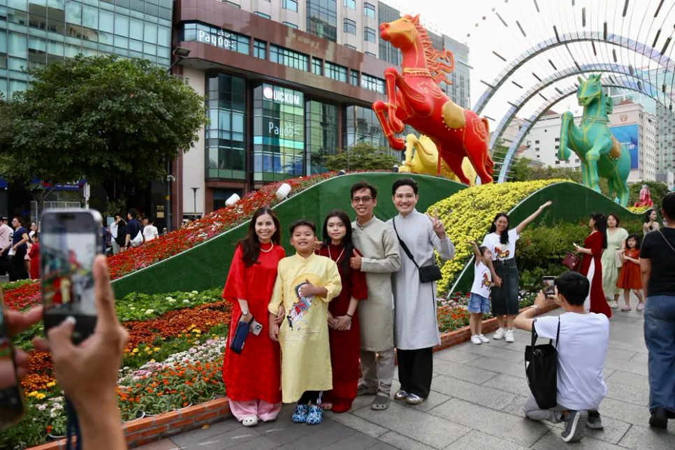 Check-in Đường hoa Nguyễn Huệ ngày tết đã trở thành một nét du xuân quen thuộc của nhiều gia đình. Ảnh: DŨNG PHƯƠNG