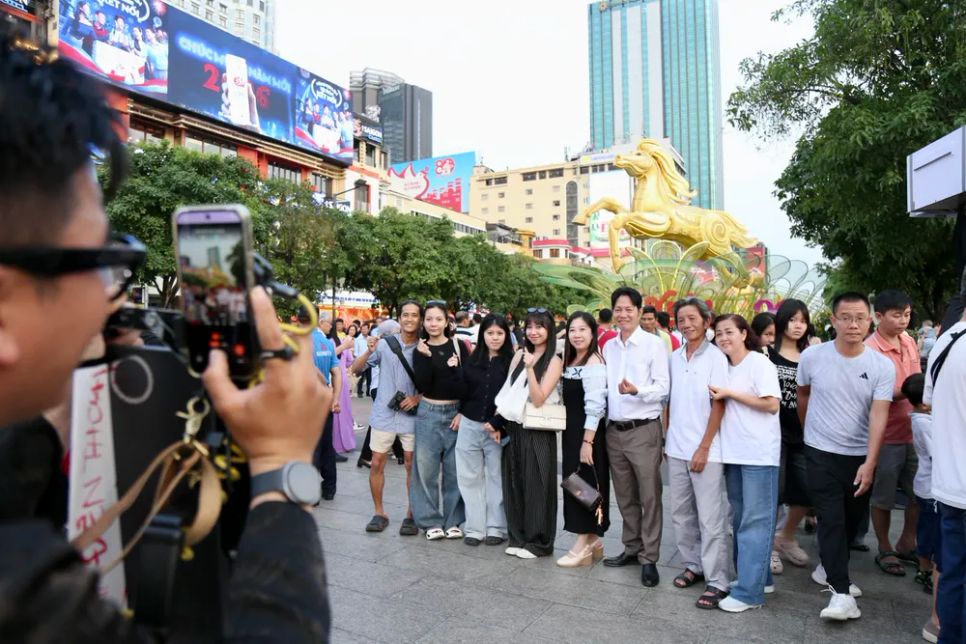 Đường hoa Nguyễn Huệ Tết Bính Ngọ 2026 thu hút đông đảo du khách đến tham quan. Ảnh: DŨNG PHƯƠNG