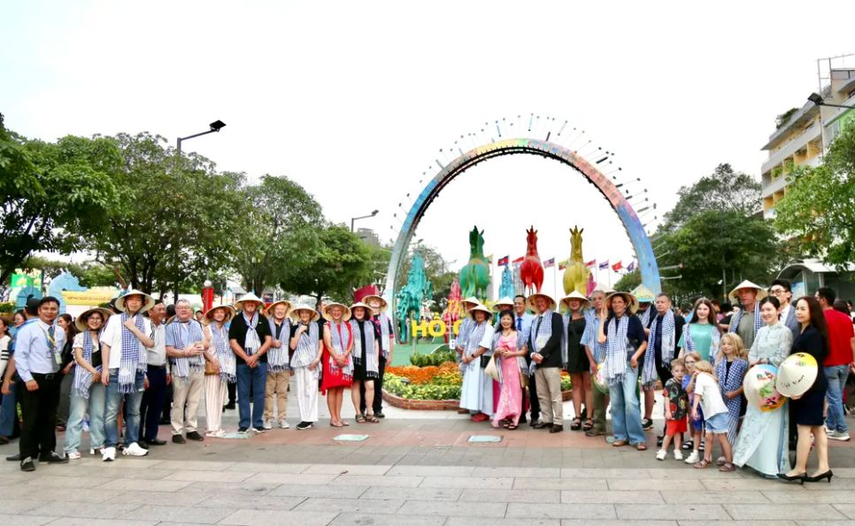 Đường hoa thu hút đông đảo du khách trong và ngoài nước. Ảnh: DŨNG PHƯƠNG