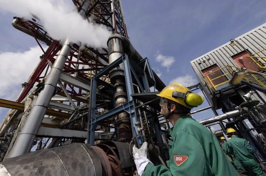 Công nhân vận hành máy móc tại nhà máy lọc dầu Danube ở Szazhalombatta, Hungary. Ảnh: THX