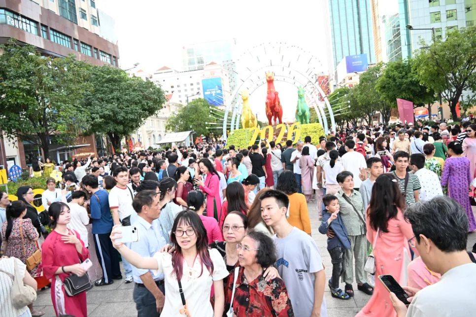 Đông đảo người dân vui Tết Bính Ngọ năm 2026 ở Đường hoa Nguyễn Huệ. (Ảnh: VIỆT DŨNG) Đông đảo người dân vui Tết Bính Ngọ năm 2026 ở Đường hoa Nguyễn Huệ. (Ảnh: VIỆT DŨNG)