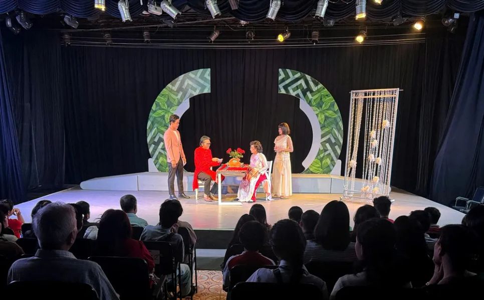 Khán giả đến xem vở Xóm phông bạt của Nhà hát kịch Sân khấu nhỏ 5B. (ẢNH: THÚY BÌNH) Khán giả đến xem vở Xóm phông bạt của Nhà hát kịch Sân khấu nhỏ 5B. (ẢNH: THÚY BÌNH)