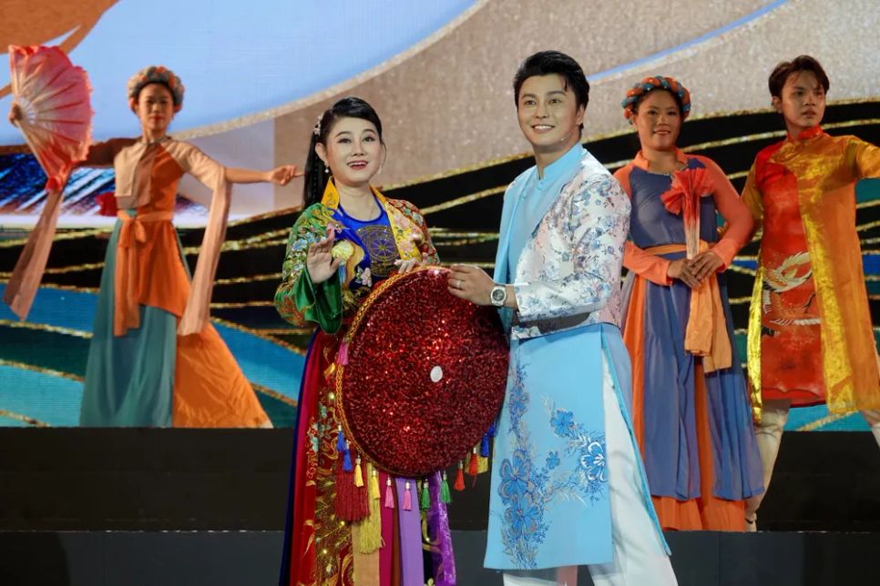 NSND Quế Trân và NSƯT Võ Minh Lâm biểu diễn ca cảnh 