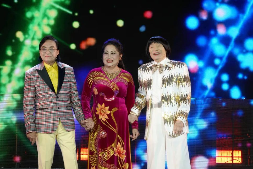 NSND Thanh Tuấn, NS Thanh Hằng và NSND Minh Vương biểu diễn ca cảnh “Chúc tân xuân”. Ảnh: THÚY BÌNH