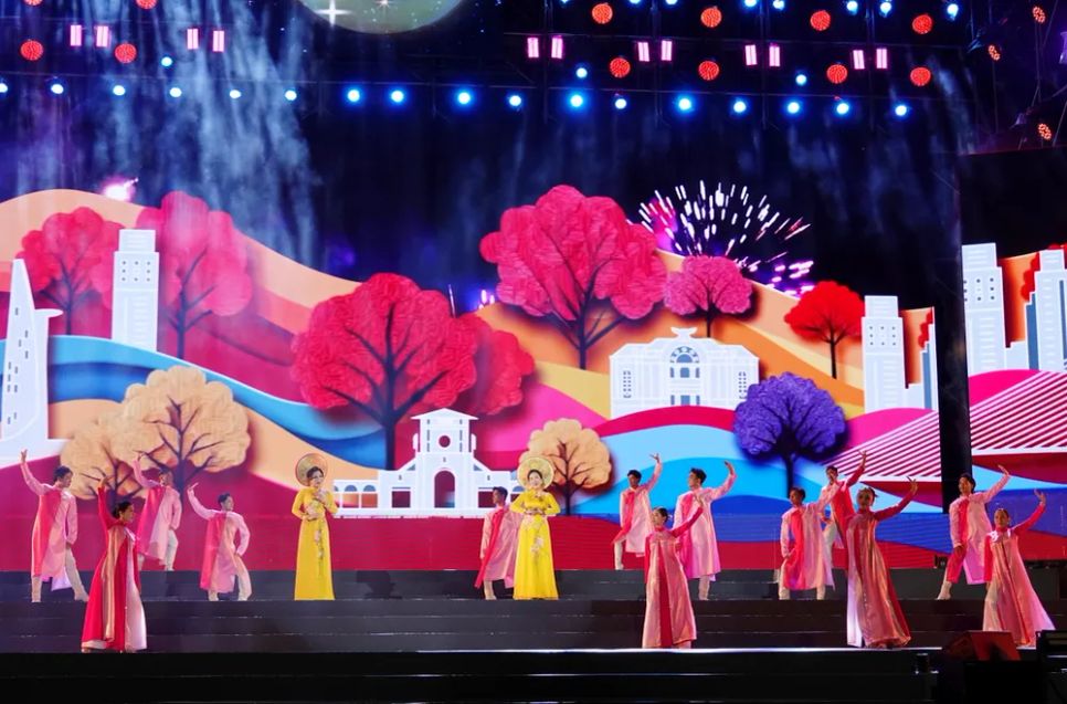 NSƯT Vân Khánh và NSƯT Thu Vân biểu diễn trong ca cảnh 