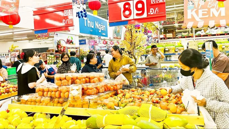 Người dân chọn mua trái cây các loại tại một siêu thị ở TPHCM. (ẢNH: THI HỒNG)