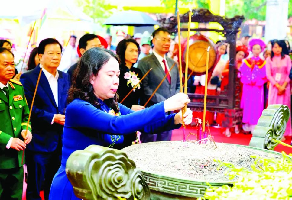 Phó Chủ tịch nước Võ Thị Ánh Xuân dâng hương khai mạc lễ hội đền Hai Bà Trưng