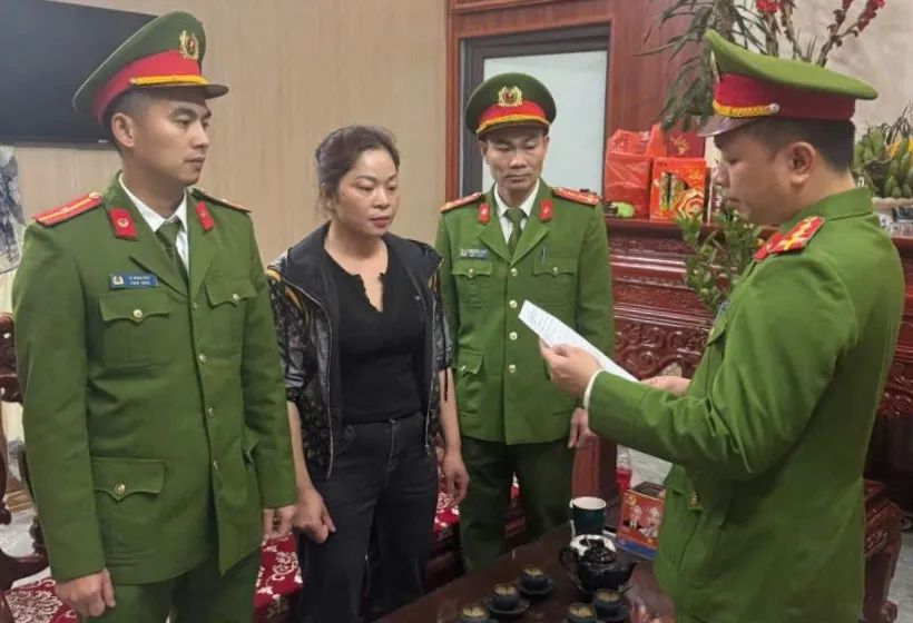 Đại diện cơ quan công an đọc quyết định tạm giữ hình sự với Nguyễn Thị Mùi