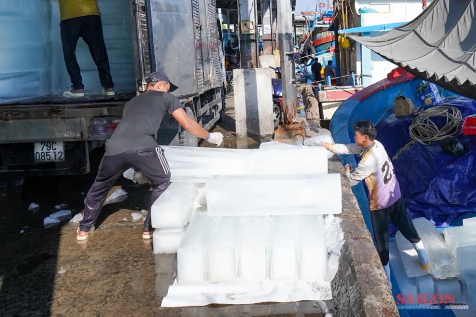 Chủ tàu mua nhu yếu phẩm, đá lạnh để tiếp tục vươn khơi bám biển. Ảnh: HIẾU GIANG