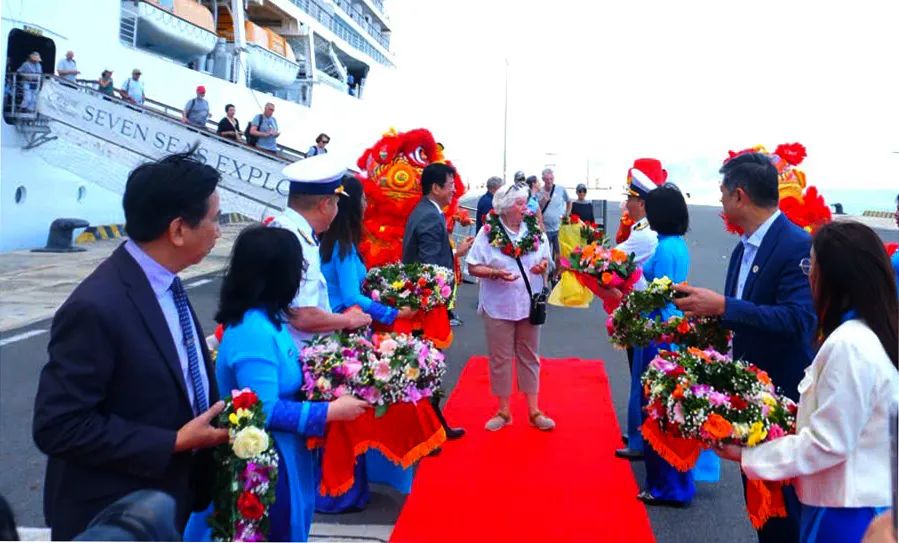 Khánh Hòa chào đón 800 du khách tàu biển “xông đất” đầu Xuân Bính Ngọ 2026