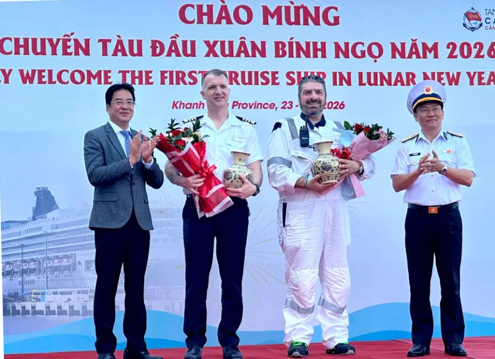 Lãnh đạo tỉnh Khánh Hòa tặng hoa chúc mừng du khách, thuyền viên tàu quốc tế
