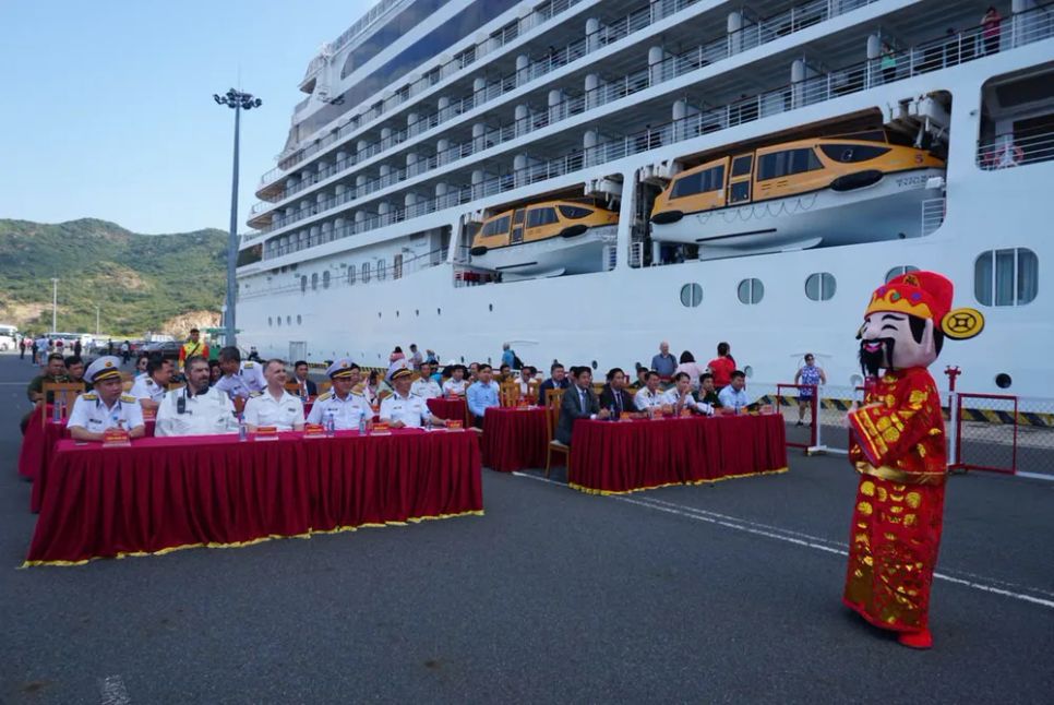 Nghi thức chào đón các du khách quốc tế đến Khánh Hòa bằng tàu biển
