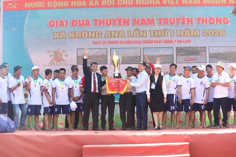 Ban tổ chức trao cúp cho đội vô địch giải đua thuyền Ban tổ chức trao cúp cho đội vô địch giải đua thuyền