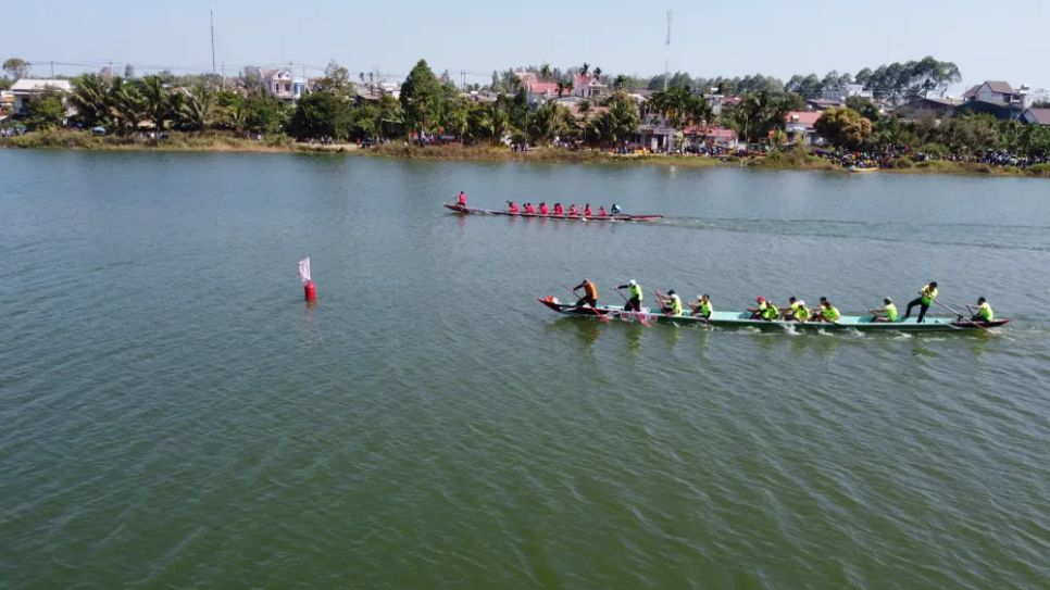 Các đội thuyền tranh đua sôi nổi trên đường đua Các đội thuyền tranh đua sôi nổi trên đường đua